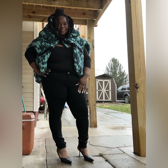 Chunky Finger Knitted Hooded Cardi Vest - Picture 3 of 3